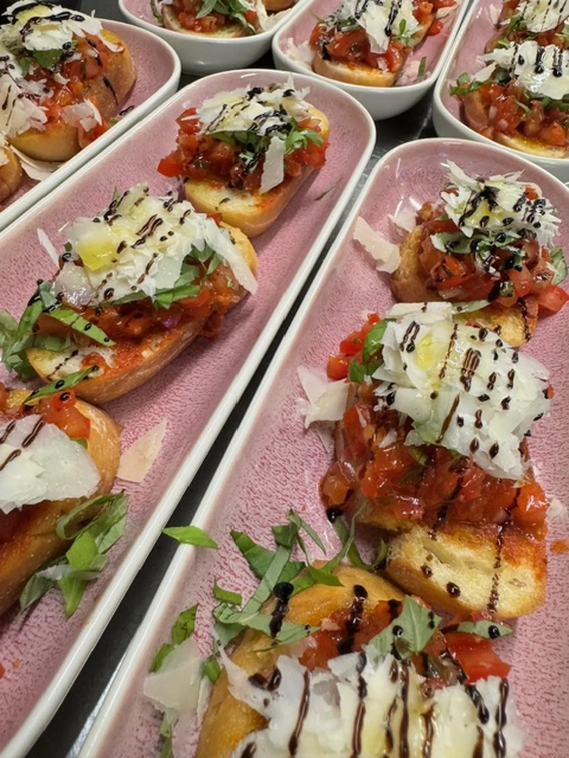 Bistro Maximilian - Gastronomie - mehrere Teller Bruschetta